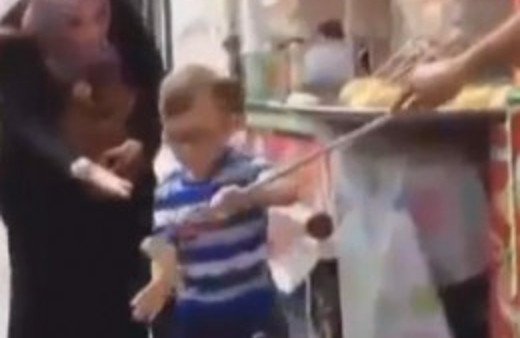 Dondurmacının şovu çocuğu çileden çıkardı