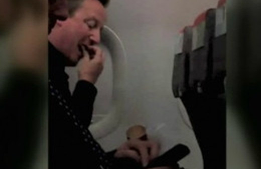 Davit Cameron uçakta fena yakalandı 