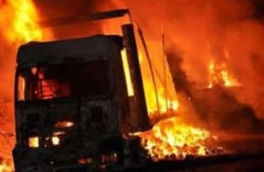 PKK'lılar yol kesti&nbsp;iş makinalarını yaktı