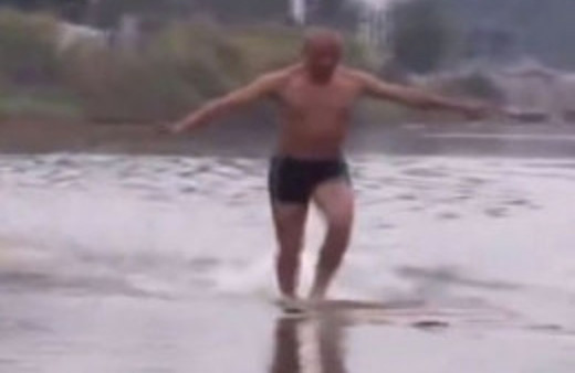 Suyun üstünde 125 metre yürüdü!