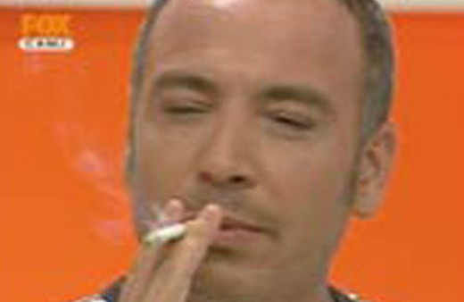 Canlı yayında sigara içti