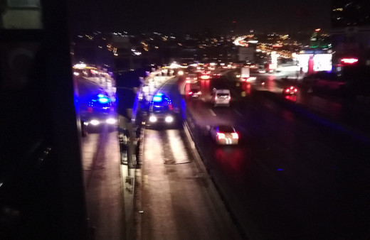 Metrobüste 'biraz ilerle' diye tartıştığı genci bıçakladı! Dehşete düşüren olay