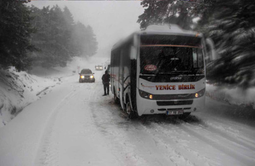 Kar yolları kapattı Kazdağları'nda onlarca araç mahsur kaldı