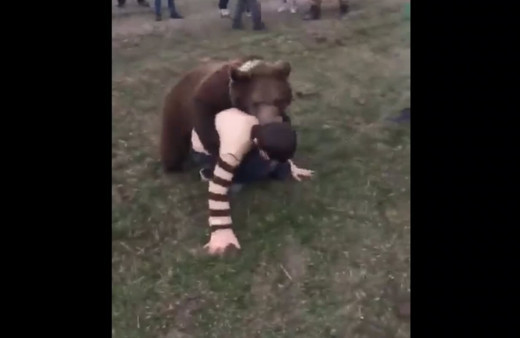Dağıstanlı çocuk ayı yavrusu ile güreşti İşte o anlar