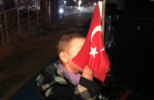 Karslı küçük çocuğun bayrak sevgisi yürek ısıttı