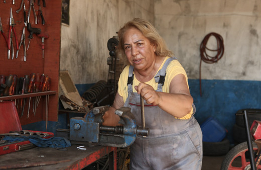 İbrahim Karakaş kaç yaşında Dilber Ay'ın eşi aslen nereli kimdir?