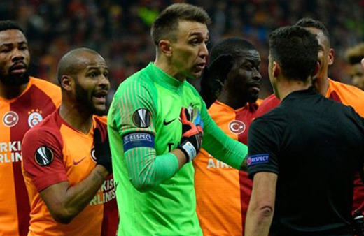 Muslera penaltı kararına isyan etti!