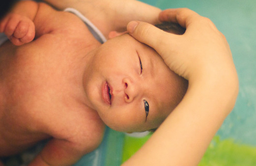 Bebeği tuzla yıkama geleneğinin korkunç zararları!