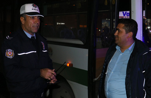 Seyir halinde okey oynayan otobüs şoförü yakalandı