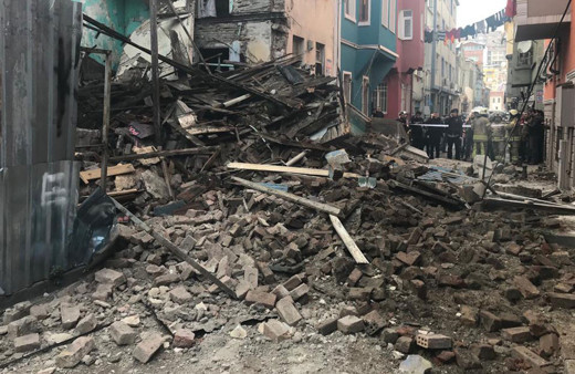 Balat'ta 3 katlı binada çökme