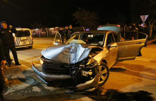 Adana'da polisten kaçarken emniyetin nizamiye kapısına çarptılar