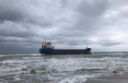 Kandıra'da gemi karaya oturdu