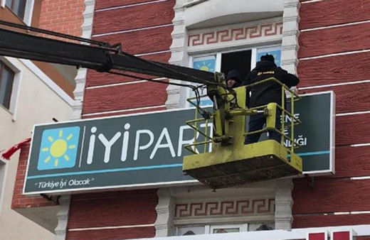 İstifa eden İyi Partili tabelasını da yanında götürdü