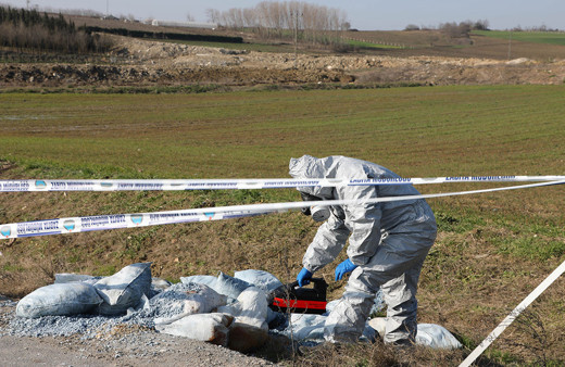 Büyükçekmece’de 60 çuval zehirli kimyasal atık bulundu!