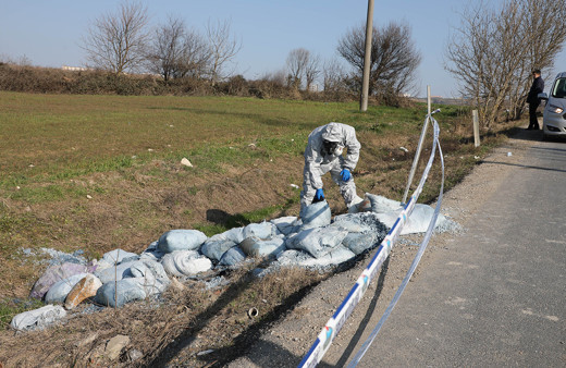 Büyükçekmece’de 60 çuval zehirli kimyasal atık bulundu!