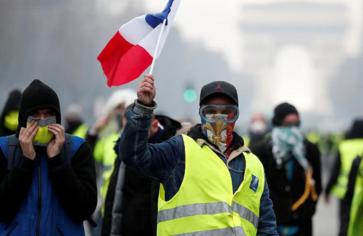 Sarı Yelekliler Paris'i savaş alanına çevirdiler