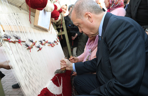 Cumhurbaşkanı Erdoğan Türk bayraklı halıya ilmek attı