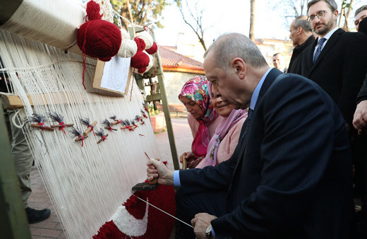 Cumhurbaşkanı Erdoğan Türk bayraklı halıya ilmek attı