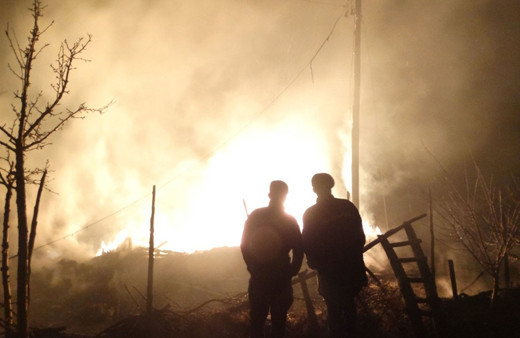 Kütahya'da iki ev ve iki ahır resmen kül oldu