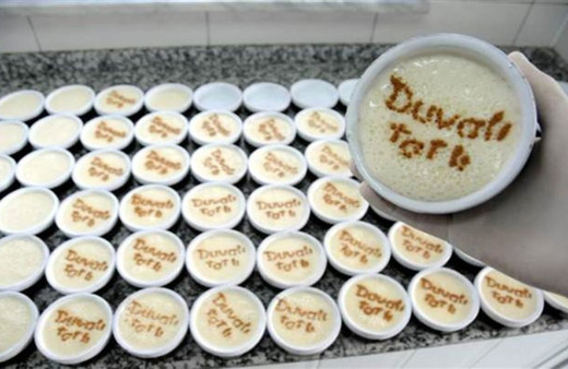 Bursalı usta tarifini bile bilmediği tatlı satışına yetişemiyor