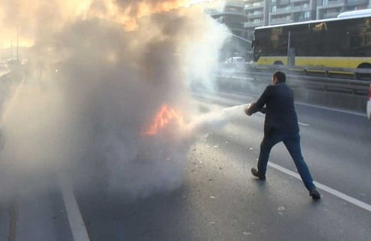 Küçükçekmece'de otomobil alev alev yandı