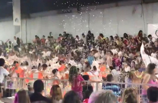 Karnavalda sahne çöktü: 34 kişi yaralandı