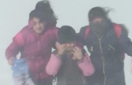 Kars'ta tipi ulaşımı durdurdu! Öğrenciler tipide mahsur kaldı