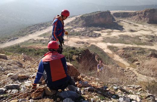 Bursa'da uçuruma düşen keçiyi AFAD kurtardı