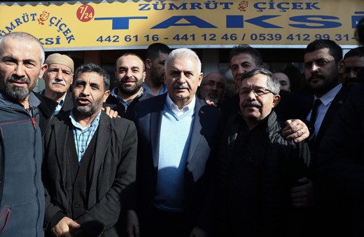 Binali Yıldırım müşteri telefonlarına baktı, anons geçti