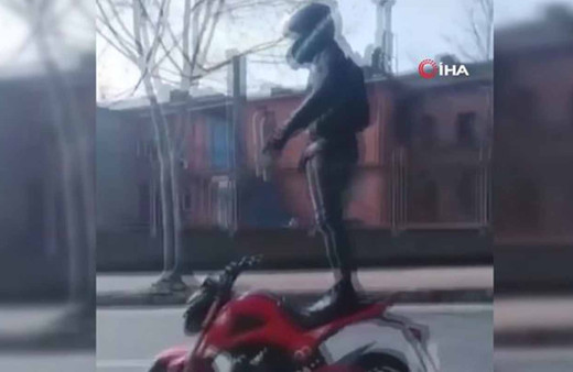 Motosiklet sürücüsünden tehlikeli şov