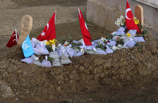 Ozan Arif'in mezarına bakın ne bıraktılar!