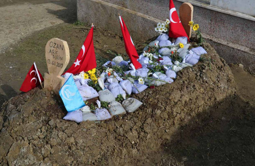 Ozan Arif'in mezarına Türkiye'nin dört bir yanından toprak bırakıldı