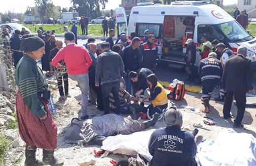 Son dakika Mersin Silifke'de işçileri taşıyan araç kaza yaptı! Çok sayıda ölü var