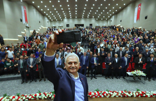 Binali Yıldırım yurttaki öğrencilerle buluştu