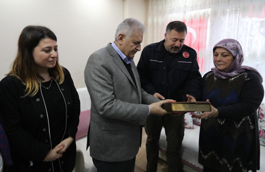 Binali Yıldırım Çatalca'da şehit ailesini ziyaret etti