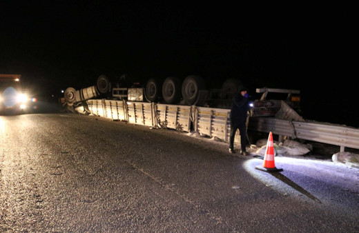 Tendürek Dağı'nda TIR ikiye bölündü: 1 ölü