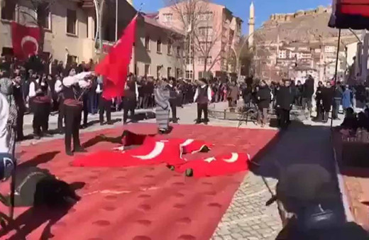 Bayburt'ta İstiklal Marşı okundu protokol ayağa kalkmadı