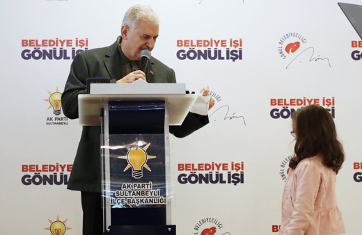 Binali Yıldırım kürsüde konuşurken küçük bir kız gelip bir not verdi!