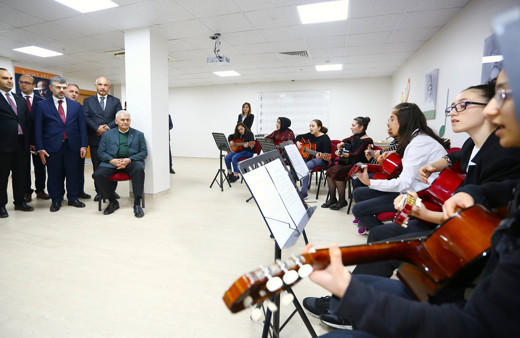 Binali Yıldırım, gençlerin şarkılarına eşlik etti, ders dinledi