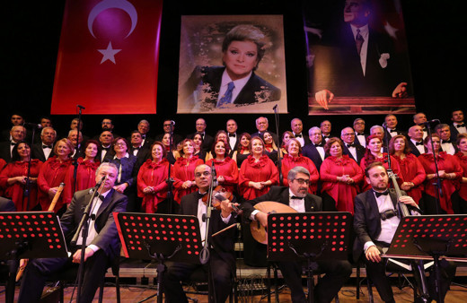 Fatma Şahin "Şimdi Uzaklardasın" şarkısını seslendirdi