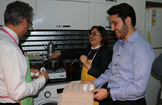 Fatma Şahin anne yemeğini özleyen öğrencilere menemen yaptı