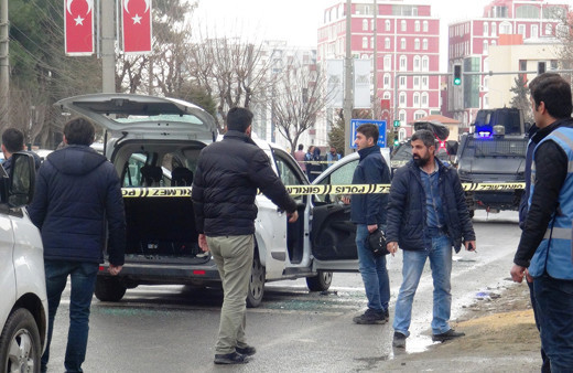Mardin'de kırmızı ışıkta bekleyen araca silahlı saldırı: 1 ölü, 4 yaralı