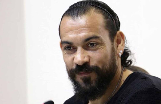 Ünlü futbolcu Servet Çetin'den 'türkü' performansı