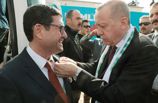 CHP'den ayrılarak AK Parti'ye geçen Barış Saylak'ın rozetini Cumhurbaşkanı Erdoğan taktı