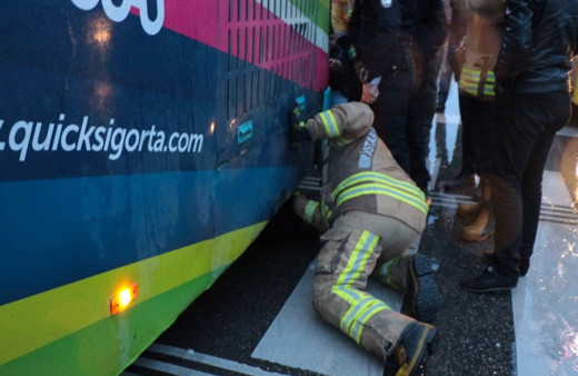 Kadıköy'de bir garip olay! ''Bebeğim orada'' dedi otobüsün altına girdi