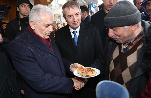 Yıldırım Sarıyer'de börek yedi, martılara simit attı