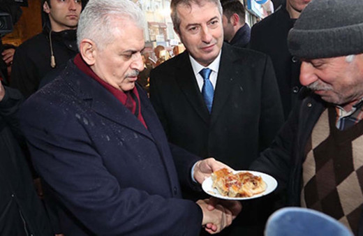 Binali Yıldırım Sarıyer'de börek yedi, martılara simit attı