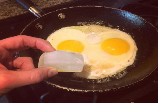 Pişirdiğiniz yumurtanın içine 1 küp buz atınca bakın ne oluyor