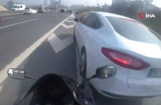 Az kalsın motosikletliyi öldürüyordu! Trafik magandasından 'Pes' dedirten hareket