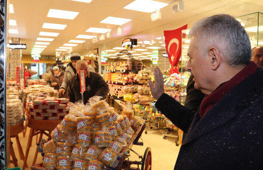 Binali Yıldırım Sarıyer'de börek yedi, martılara simit attı